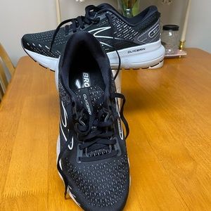 Brooks Black Glycerin Tennis Shoes